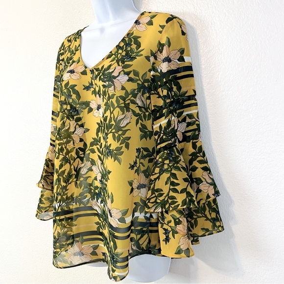 CAbi Floral Spring Scene Ruffle Bell Sleeve Blouse Size S - Picture 2 of 8